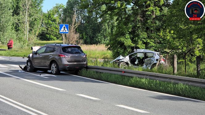 Peugeot i nissan roztrzaskane na drodze. Dramatyczny wypadek pod Sochaczewem 