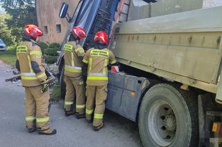 Ganek i balkon legły w gruzach. Kierowca został ranny 