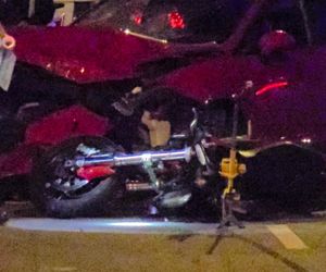 Czołowe zderzenie motocyklisty i osobówki. Ranny mężczyzna w szpitalu