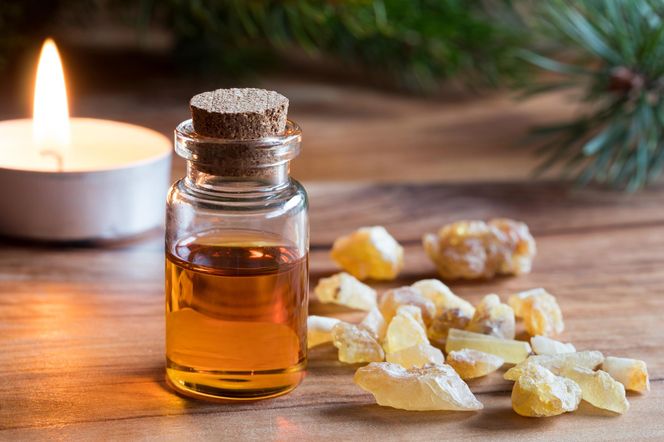 Na zdrową skórę, zmarszczki i gęste włosy. Ten magiczny olejek ma wiele zastosowań