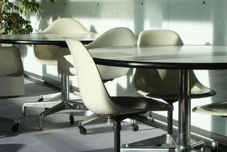 Wykonane z tworzywa i stali krzesła projektu Charlesa i Ray Eamesów.