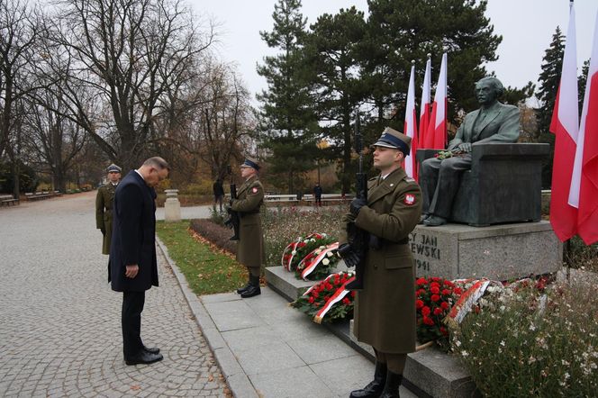 Prezydent złożył wieńce przed pomnikiem