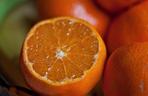 Najsłodsze pomarańcze są ciężkie - oznaka soczystości i świeżości.
