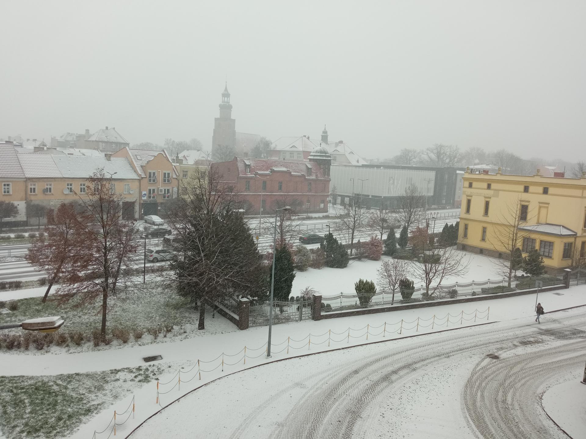 Dzisiaj Od Rana Jesień Czarowała Zima w Lesznie. Dzisiaj od rana pada śnieg. Po raz pierwszy w tym