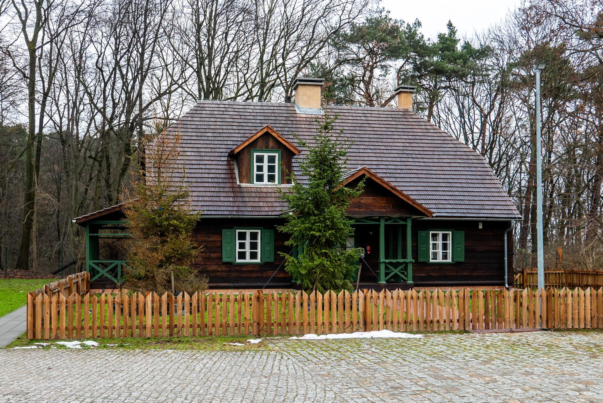 Zmodernizowana zabytkowa leśniczówka przy ul. Rydzowej w Warszawie