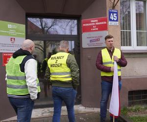 Protest rolników 4 kwietnia w Olsztynie. Strajkujący zostawili ministrowi Kulaskowi butelkę z nawozem