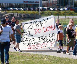 Protest mieszkańców w Letnicy. Czarny pył do domu leci, tak się truje nasze dzieci 