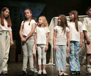 Spektakl na zakończenie warsztatów teatralnych w Teatrze Miejskim w Lesznie 