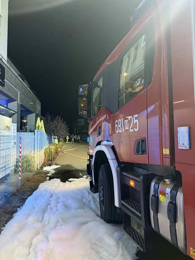 Pokazali jak wygląda wnętrze spalonego garażu w Ząbkach. Ogień pojawił się w nocy. Ewakuowano 300 osób