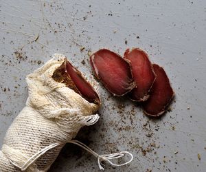 Schab w pończosze: przepis na schab suszony dojrzewający