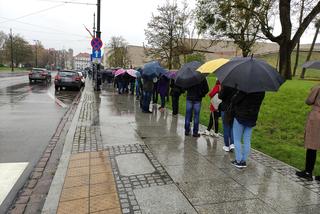Toruń. Tłumy chętnych na szczepionkę. Nie przeszkadzała im ulewa [Zdjęcia]