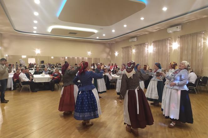 Taniec dla kwacków czyli  ostatki w Radziechowach. Już po raz drugi w Gminie Radziechowy Wieprz zorganizowano tradycyjne pożegnanie karnawału.