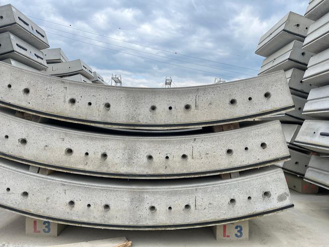 Betonowe elementy do budowy pierścieni tworzących obudowę nowego tunelu na S19