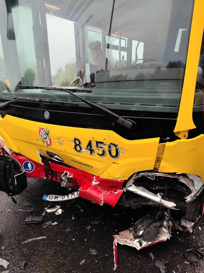 Zderzenie autobusu z osobówką we Wrocławiu. Jedna osoba w szpitalu 