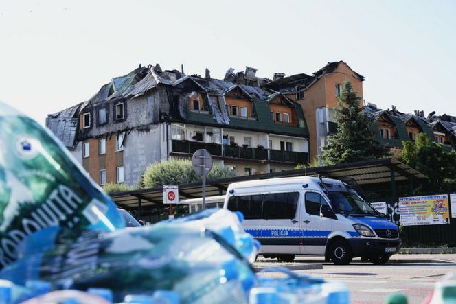  Zniszczenia bloku mieszkalnego po pożarze w Ząbkach