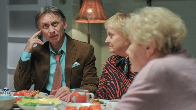 M jak miłość, odc. 1457. Robert Żak (Krzysztof Tyniec), Kisielowa (Małgorzata Różniatowska), Barbara (Teresa Lipowska)