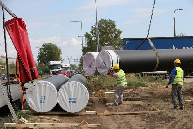 Zgrzewają rury do budowy rurociągu