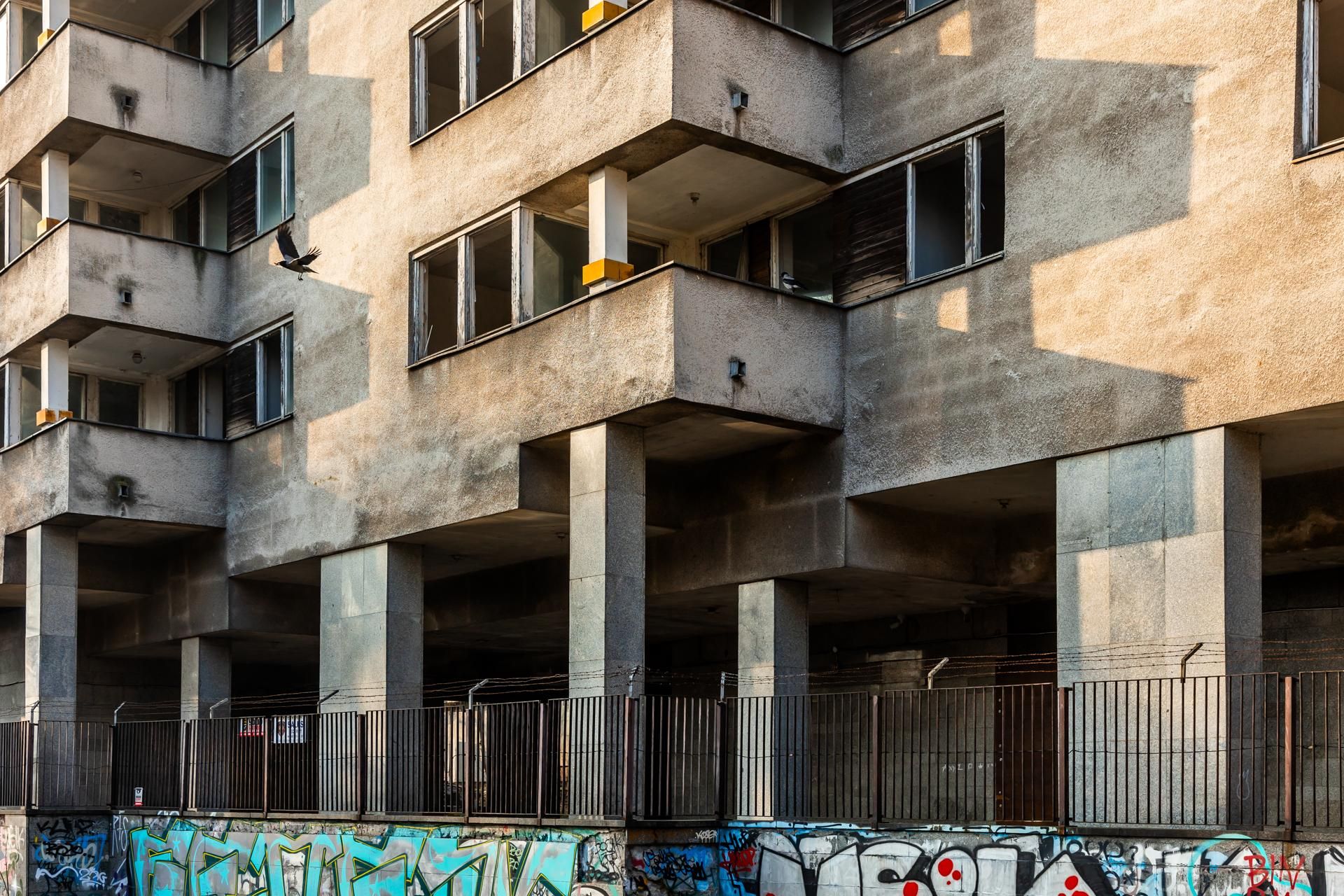 Szpiegowo, blok na Sobieskiego 100 w Warszawie