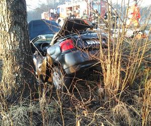 Świrydy. Tym autem jechała kobieta z 4-letnim dzieckiem. Toyota uderzyła w drzewo. Strażacy pokazali zdjęcia