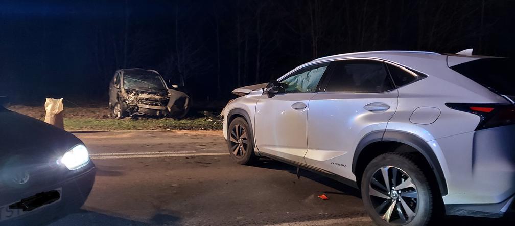PILNE! Wypadek dwóch aut na trasie Starachowice - Tychów. Droga zablokowana