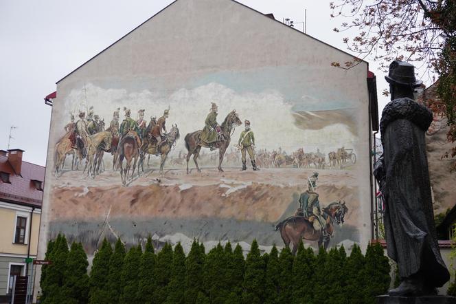 To jeden z najpiękniejszych murali w Małopolsce. Przedstawia najsławniejszą bitwę stoczoną przez generała Józefa Bema