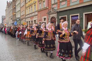 Polonez dla Fredry 2025 we Wrocławiu. Maturzyści zatańczyli na Rynku [ZDJĘCIA]