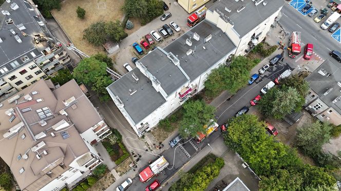 Pożar poddasza na Grochowie. Ewakuacja kilkudziesięciu osób