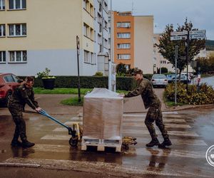 Żołnierze 5. MBOT pomagają powodzianom