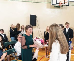 100 par tańczy poloneza na 100-lecie siedleckiego Ekonomika