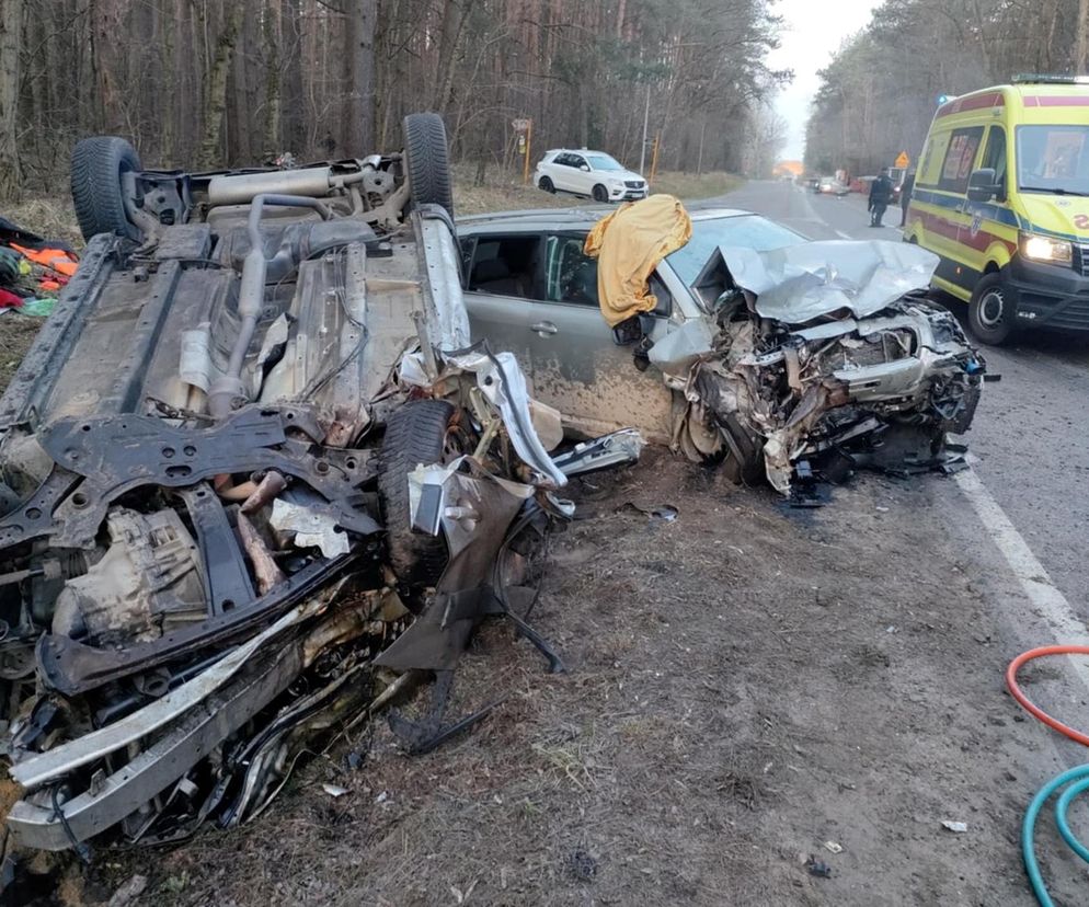 Dramatyczny wypadek. Samochody zderzyły się czołowo. Jedna osoba zakleszczona we wraku