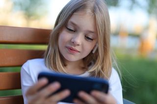 Kiedy dać dziecku smartfon? Najnowsze dane o pierwszoklasistach