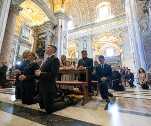 Rodzina Nawrockich przy grobie papieża Polaka