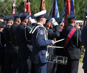 Policjant Arkadiusz zginął tragicznie.  Przez huk salwy na pogrzebie przedarł się łamiący serce szloch