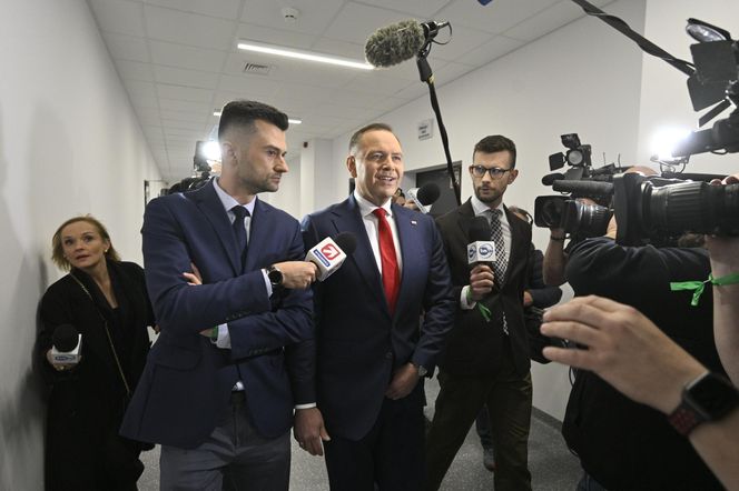 Karol Nawrocki przyjechał do TVP. Symboliczny gest i mocne wsparcie z zaplecza