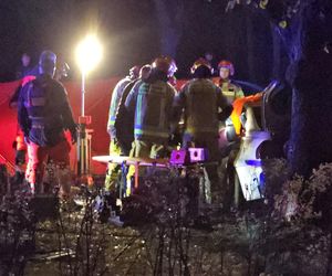 Potworny wypadek w Warszawie. BMW roztrzaskane o drzewo, kierowca zakleszczony