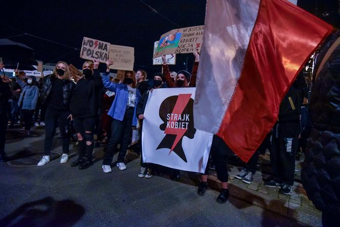 Strajk kobiet w Toruniu. W środę na starówce pojawiły się tłumy ludzi