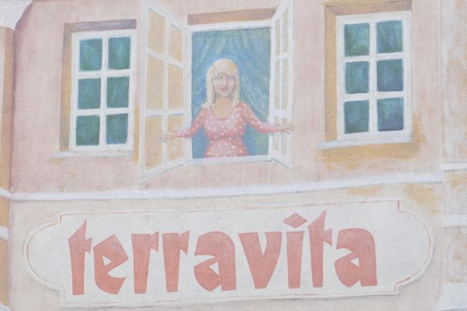 To najsłynniejszy mural w Poznaniu. Jest wizytówką zabytkowej dzielnicy
