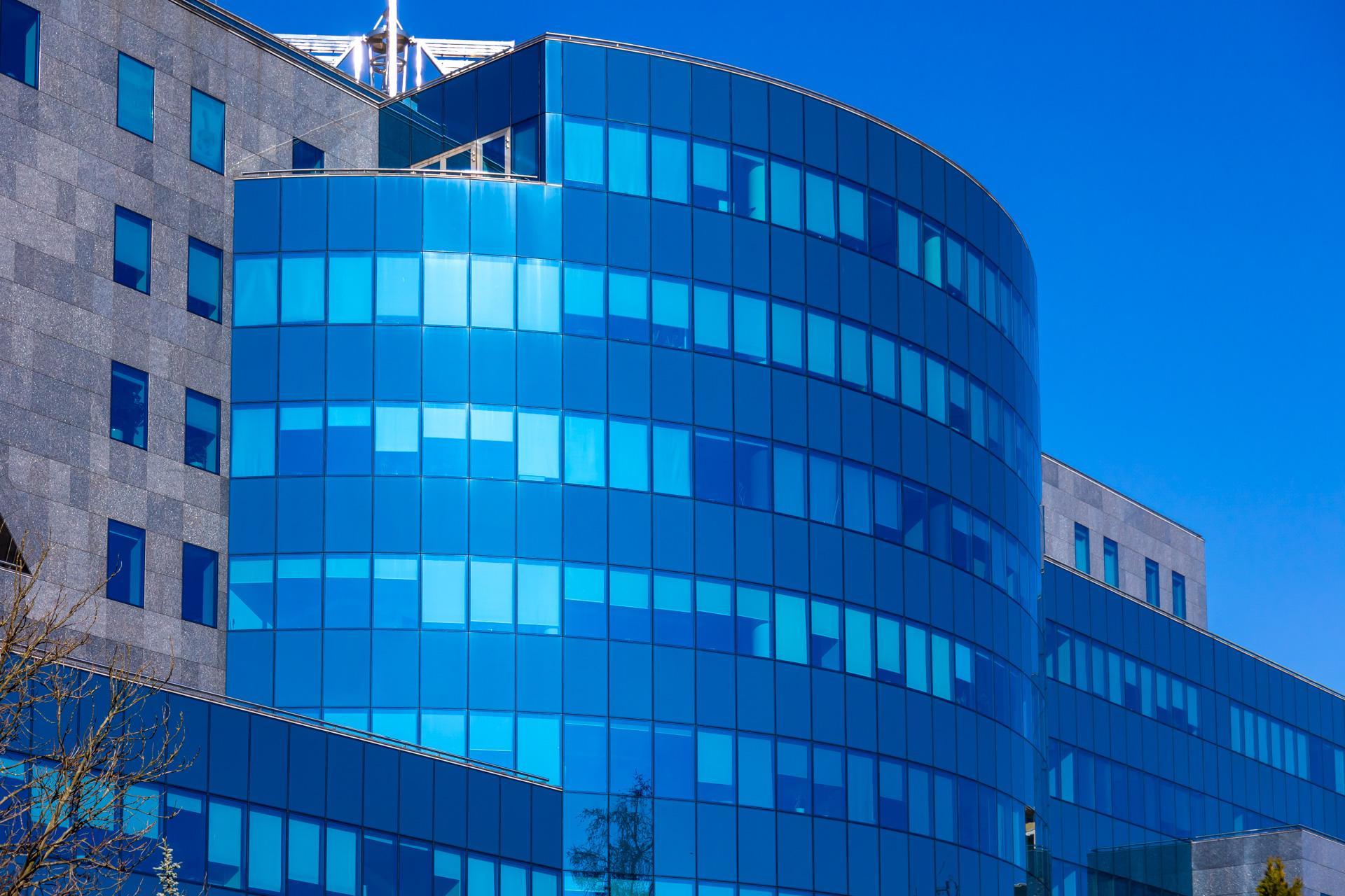 Biurowiec w kształcie czajnika stoi w Warszawie - zdjęcia. Zobacz, jak wygląda