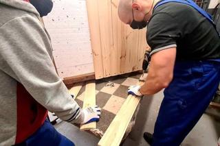 Areszt Śledczy w Białymstoku. Więźniowie remontują psie budy dla schroniska [ZDJĘCIA]