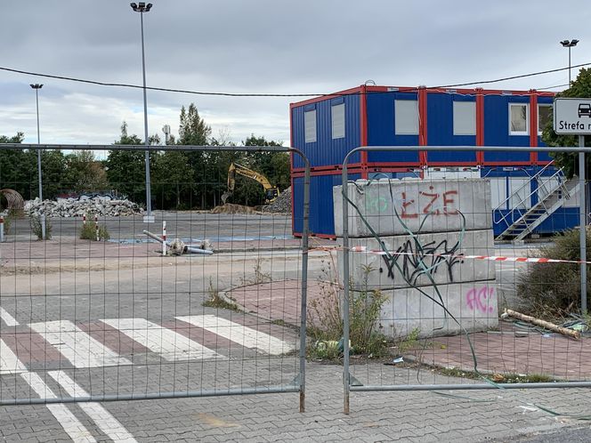 W Dąbrowie Górniczej wyburzają hipermarket Auchan. Powstanie nowy park handlowy