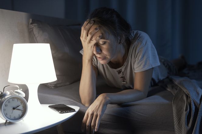 Kobieta boryka się z problemami ze snem
