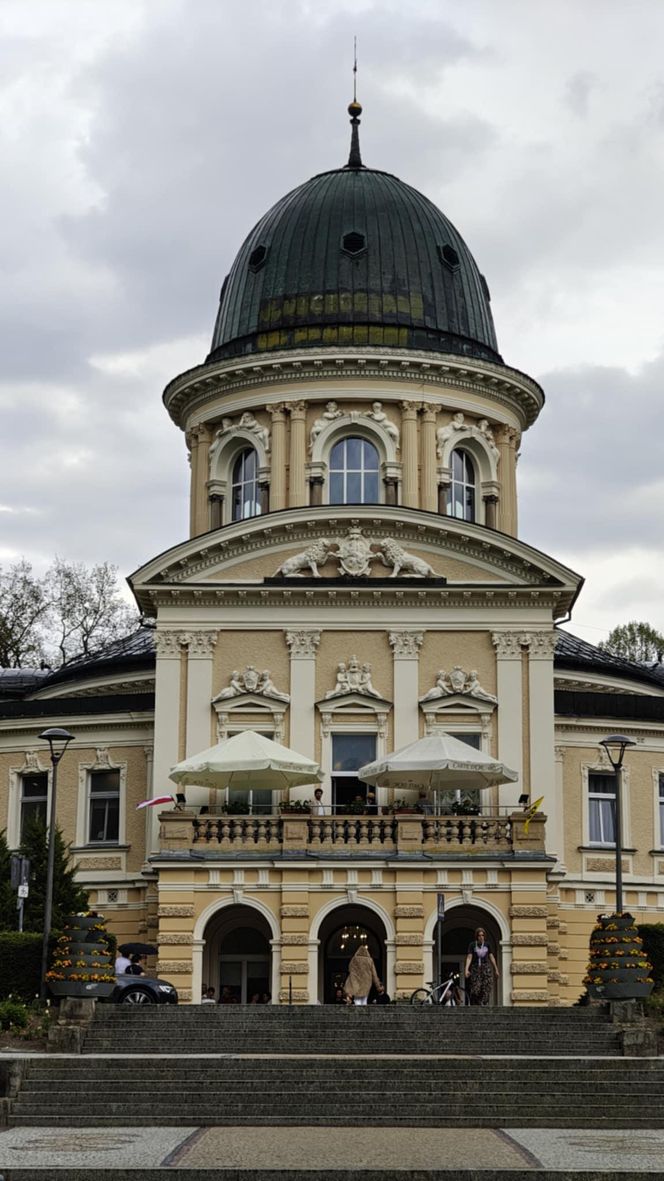 Najpiękniejszy basen w Polsce. Kąpiel pod kopułą jak z bajki na Dolnym Śląsku