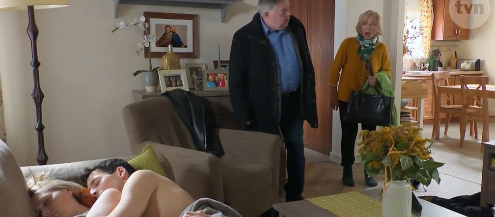 Na Wspólnej, odcinek 3660: Afera u Ziębów! Daria i Tadeusz przyłapani nago na kanapie. Maria i Włodek oburzeni - ZWIASTUN, ZDJĘCIA