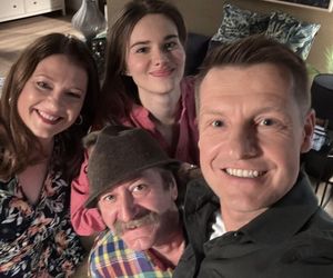 M jak miłość po wakacjach. stryj Jędrzej Gutowski (Piotr Majerczyk), Franka (Dominika Kachlik), Paweł (Rafał Mroczek), Haneczka (Elżbieta Firek)