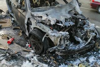 Katowice: Przed Urzędem Wojewódzkim spłonął samochód. Kierowca zdołał uciec