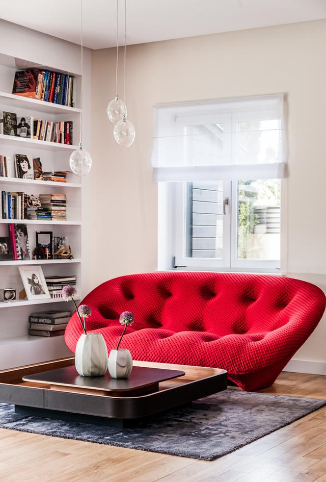 Designerska kanapa w kolorze czerwonym