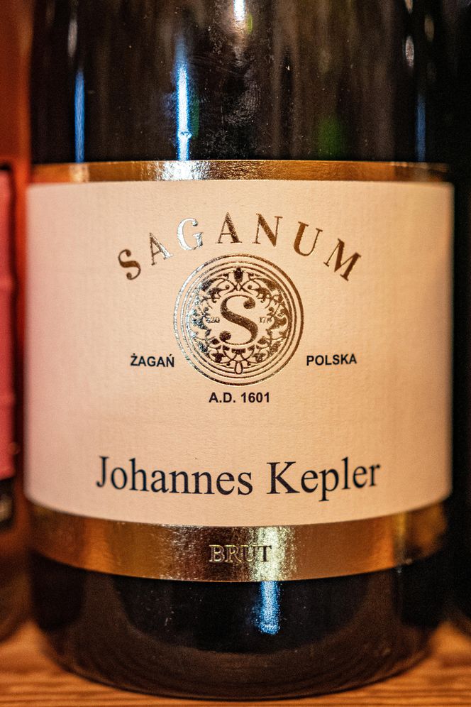 „Johannes Kepler”, wino dedykowane związanemu z Żaganiem matematykowi i astronomowi wszech czasów, który właśnie tutaj dokończył pierwszą w dziejach świata powieść science fiction „Sen lub astronomia księżycowa”.