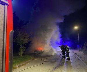 Nocny pożar auta w Toruniu. Akcja strażaków na lewobrzeżu