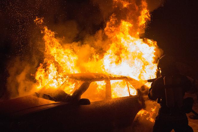 Pożar samochodu na ul. Nakielskiej w Bydgoszczy. Z auta nic nie zostało