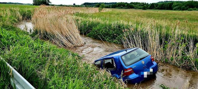 Wypadek w powiecie strzelińskim: Volkswagen wypadł z drogi i wpadł do rzeki